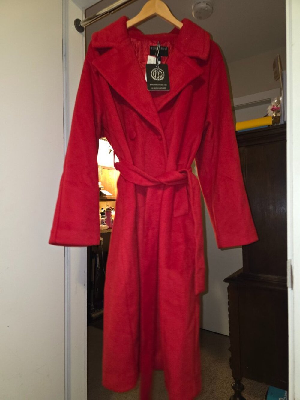 Laura , Bernardo red coat